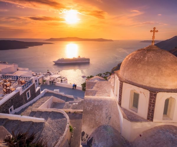 Greece lifts COVID restrictions for summer travellers