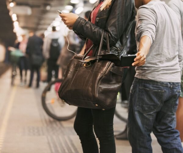 Top 5 Ways To Avoid Being Pickpocketed In Busy Travel Crowds This Summer
