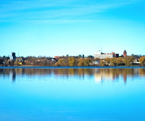 Hilton Names Unknown Lake Town As The Midwest’s Most Stunning Fall Getaway