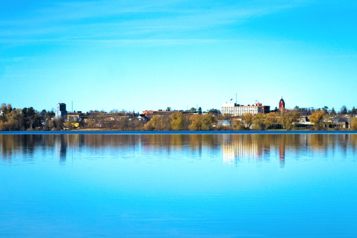 Hilton Names Unknown Lake Town As The Midwest’s Most Stunning Fall Getaway